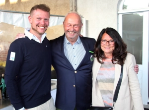 Macher: OHGC-Präsident Michael Schwarz mit Jutta Stein (Gattin von „Vermieter“ Edgar Stein, Vieh- und Fleischvermarktung Marburg) und seinem „Sohnemann“ Christian Schwarz (Golf Profi, spielt die Pro Golf Tour).