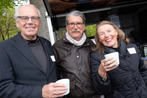 Manchmal muss es einfach ein wärmendes Glas Tee sein  (v.l.): Andreas Helbig, Waldemar Lenze und Elke Helbig.