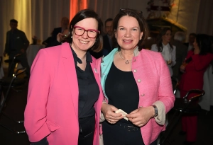 Pink ist die angesagte Farbe (v.l.): Manuela Strube (Staatssekretärin in Hessischer Landesregierung) und Maren Matthes (Kultursommer Nordhessen).